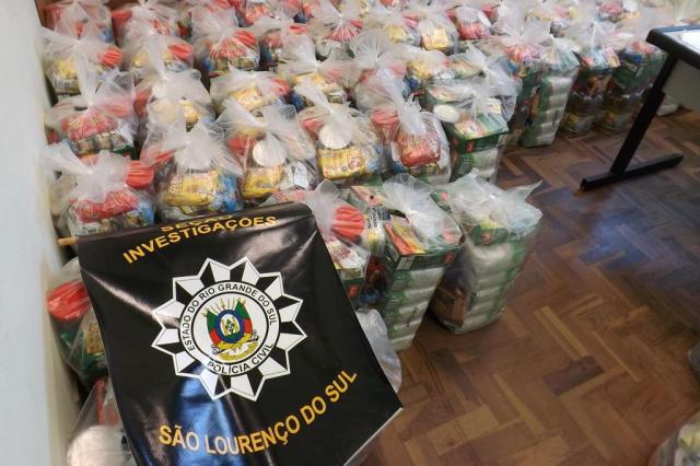 Polícia e MP investigam apreensão de cestas básicas que seriam usadas para compra de votos em São Lourenço do Sul Polícia Civil/Divulgação Polícia e MP investigam apreensão de cestas básicas que seriam usadas para compra de votos em São Lourenço do Sul Polícia Civil/Divulgação