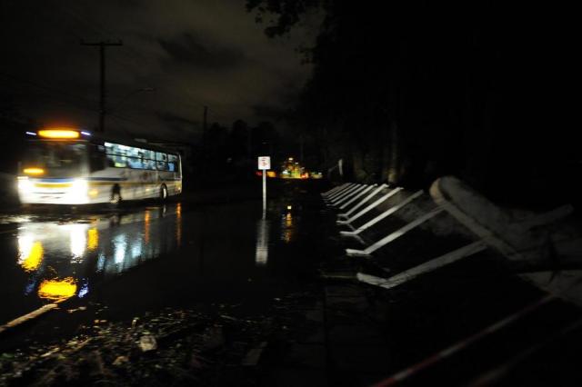 FOTO: Temporal derruba muro na zona sul de Porto Alegre Adriana Franciosi/Agencia RBS FOTO: Temporal derruba muro na zona sul de Porto Alegre Adriana Franciosi/Agencia RBS