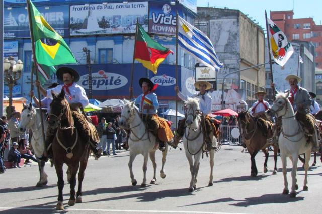 Desfile Farroupilha integra brasileiros e uruguaios em Santana do Livramento Alessandra Barros/especial Desfile Farroupilha integra brasileiros e uruguaios em Santana do Livramento Alessandra Barros/especial