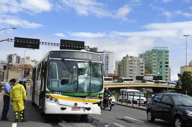 Acidente com três ônibus deixa nove feridos na Capital Andréa Graiz/Agencia RBS Acidente com três ônibus deixa nove feridos na Capital Andréa Graiz/Agencia RBS