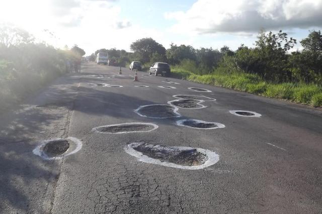 Buracos são pintados em rodovia de Tapes para mostrar a situação crítica da rodovia Cláudia Bischoff/Divulgação Buracos são pintados em rodovia de Tapes para mostrar a situação crítica da rodovia Cláudia Bischoff/Divulgação