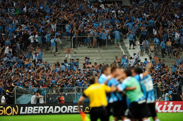 Em avalanche, proteção cede e torcedores do Grêmio caem no fosso da Arena Diego Vara/ Em avalanche, proteção cede e torcedores do Grêmio caem no fosso da Arena Diego Vara/