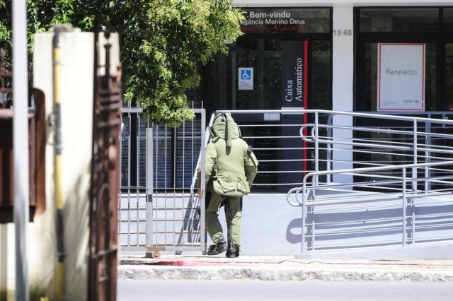 Polícia bloqueia Avenida Getúlio Vargas após assalto a banco em Porto Alegre Ronaldo Bernardi/Agencia RBS Polícia bloqueia Avenida Getúlio Vargas após assalto a banco em Porto Alegre Ronaldo Bernardi/Agencia RBS
