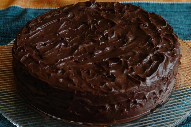 Torta de chocolate recebe recheio que leva leite condensado Genaro Joner/Agencia RBS Torta de chocolate recebe recheio que leva leite condensado Genaro Joner/Agencia RBS