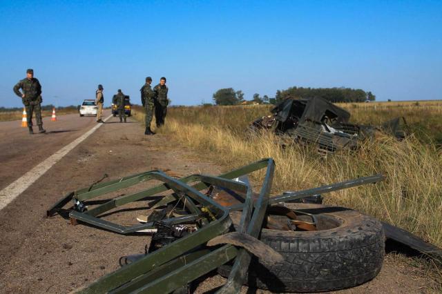 Veículo do Exército capota e dois militares morrem na BR-471, perto do Taim Lucia Maciel/Especial Veículo do Exército capota e dois militares morrem na BR-471, perto do Taim Lucia Maciel/Especial