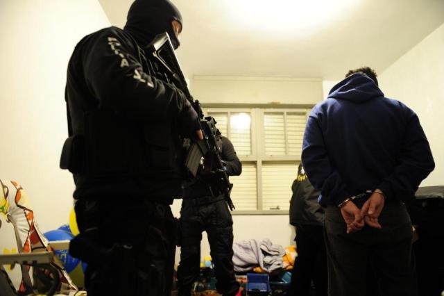Polícia prende 26 suspeitos de integrarem quadrilha responsável por roubar 150 veículos em seis meses Ronaldo Bernardi/Agencia RBS Polícia prende 26 suspeitos de integrarem quadrilha responsável por roubar 150 veículos em seis meses Ronaldo Bernardi/Agencia RBS