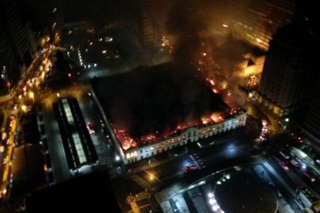 AO VIVO: Incêndio no Mercado Público de Porto Alegre Eduardo Sikorsky/Agencia RBS AO VIVO: Incêndio no Mercado Público de Porto Alegre Eduardo Sikorsky/Agencia RBS