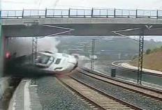 Vídeo mostra descarrilamento de trem que causou a morte de 78 pessoas na Espanha Miguel Riopa/AFP Vídeo mostra descarrilamento de trem que causou a morte de 78 pessoas na Espanha Miguel Riopa/AFP
