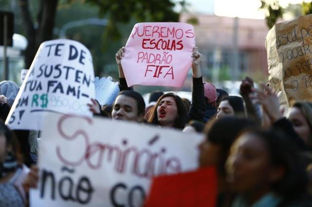 Estudantes e professores protestam por melhorias na educação em Porto Alegre Félix Zucco/Agencia RBS Estudantes e professores protestam por melhorias na educação em Porto Alegre Félix Zucco/Agencia RBS