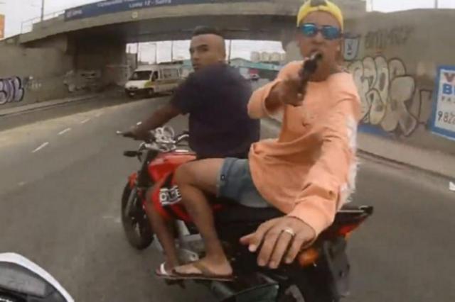 Motociclista filma roubo da própria moto e mostra PM atirando no ladrão em São Paulo Reprodução/Reprodução Motociclista filma roubo da própria moto e mostra PM atirando no ladrão em São Paulo Reprodução/Reprodução