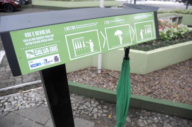Publicitários fazem apelo pela devolução de guarda-chuvas distribuídos de graça em Santa Cruz do Sul Janaina Zilio/Especial Publicitários fazem apelo pela devolução de guarda-chuvas distribuídos de graça em Santa Cruz do Sul Janaina Zilio/Especial