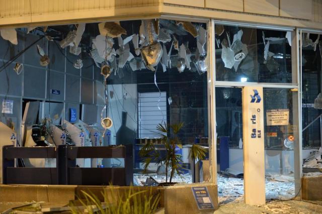 Polícia Civil prende trio que explodiu caixas eletrônicos na Capital Tadeu Vilani/Agencia RBS Polícia Civil prende trio que explodiu caixas eletrônicos na Capital Tadeu Vilani/Agencia RBS