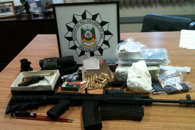 Polícia Civil apreende drogas, armas, munições e dinheiro durante operação em Santana do Livramento Polícia Civil/Divulgação Polícia Civil apreende drogas, armas, munições e dinheiro durante operação em Santana do Livramento Polícia Civil/Divulgação