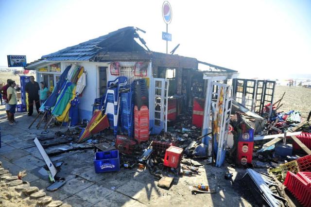 Incêndio atinge dois quiosques na beira-mar de Capão da Canoa Félix Zucco/Agencia RBS Incêndio atinge dois quiosques na beira-mar de Capão da Canoa Félix Zucco/Agencia RBS
