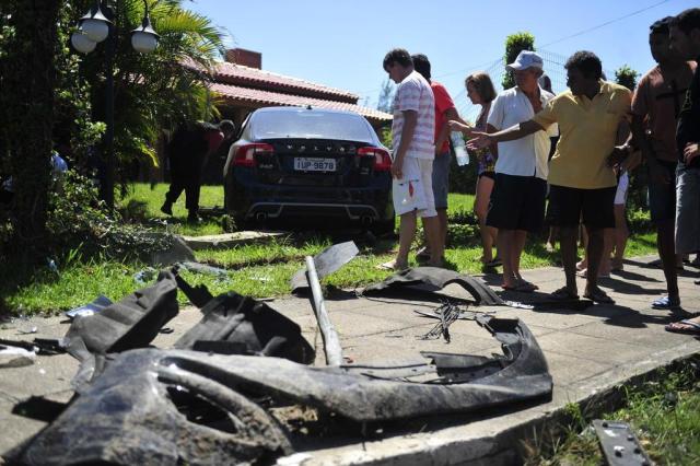 Carro invade pátio de residência em Atlântida após colisão na Avenida Paraguassu Félix Zucco/Agencia RBS Carro invade pátio de residência em Atlântida após colisão na Avenida Paraguassu Félix Zucco/Agencia RBS