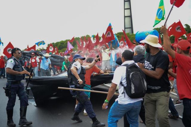 Marcha do MST em Brasília termina com pelo menos 10 feridos Fabio Rodrigues Pozzebom/ABR Marcha do MST em Brasília termina com pelo menos 10 feridos Fabio Rodrigues Pozzebom/ABR
