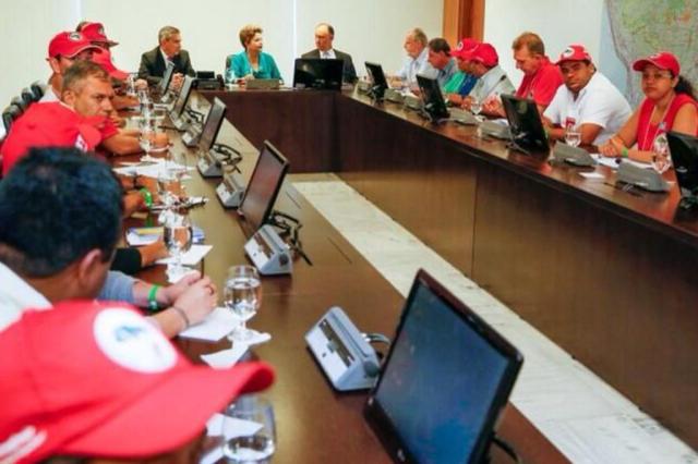 Após confronto com a polícia, MST apresenta carta com reivindicações a Dilma Roberto Stuckert Filho/Presidência da República Após confronto com a polícia, MST apresenta carta com reivindicações a Dilma Roberto Stuckert Filho/Presidência da República