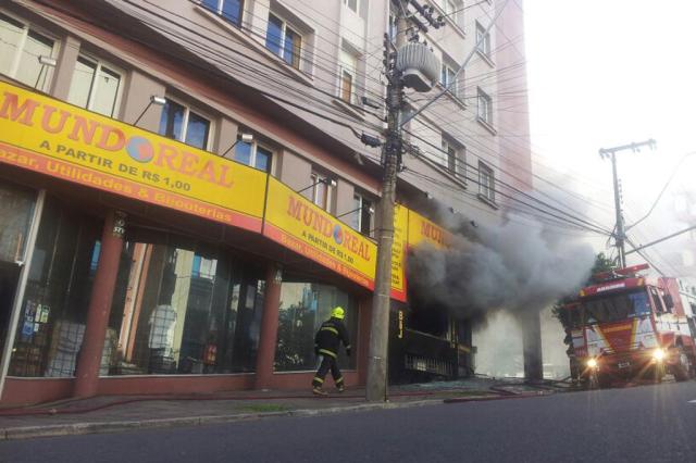Prédio pega fogo no centro de Caxias do Sul Róger Ruffato / Agência RBS/ Prédio pega fogo no centro de Caxias do Sul Róger Ruffato / Agência RBS/