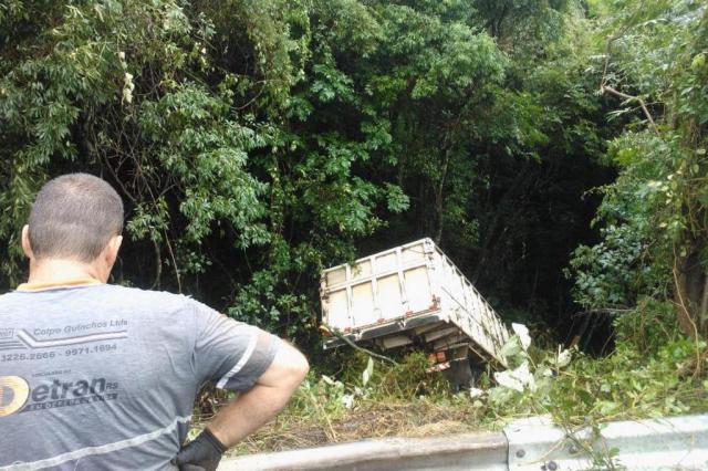 'Passou de tudo na minha cabeça', diz motorista que pulou de um caminhão que caiu em barranco de 20 metros Jean Pimentel/Agência RBS 'Passou de tudo na minha cabeça', diz motorista que pulou de um caminhão que caiu em barranco de 20 metros Jean Pimentel/Agência RBS