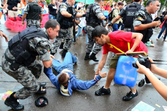 Protesto contra o aumento da passagem deixa pelo menos três pessoas feridas, perto da ATU, em Santa Maria Gabriel Haesbaert/Especial Protesto contra o aumento da passagem deixa pelo menos três pessoas feridas, perto da ATU, em Santa Maria Gabriel Haesbaert/Especial