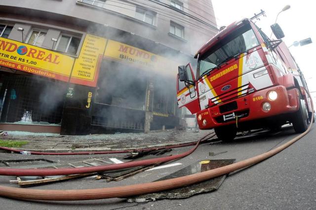 Prédio atingido por incêndio na quinta segue interditado, em Caxias do Sul 1/Agencia RBS Prédio atingido por incêndio na quinta segue interditado, em Caxias do Sul 1/Agencia RBS
