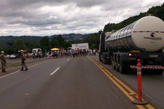 Moradores de Flores da Cunha protestam por melhorias na ERS-122 neste domingo Lisiane Salgado/Divulgação Moradores de Flores da Cunha protestam por melhorias na ERS-122 neste domingo Lisiane Salgado/Divulgação