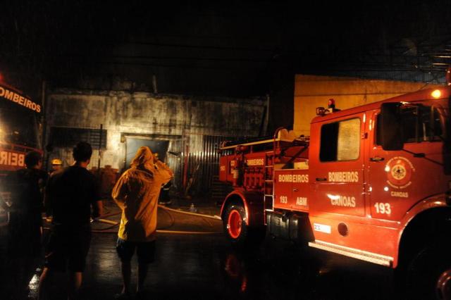 Depósito de autopeças é destruído por incêndio em Canoas Diogo Zanatta/Especial Depósito de autopeças é destruído por incêndio em Canoas Diogo Zanatta/Especial