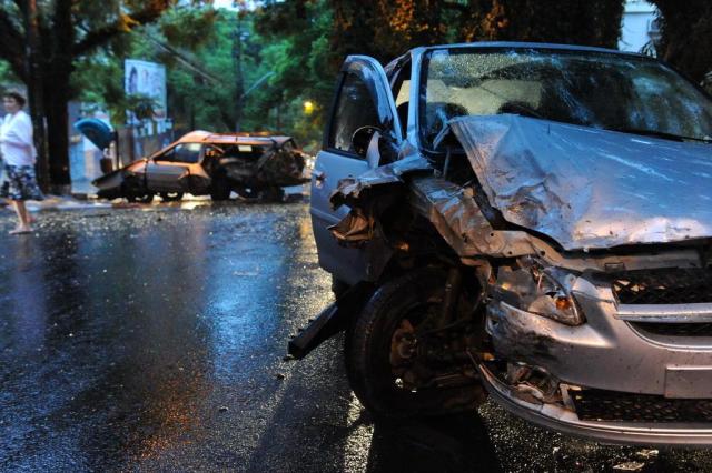 Foto: motorista abandona carro após colidir contra veículo estacionado em Porto Alegre Diogo Zanatta/Especial Foto: motorista abandona carro após colidir contra veículo estacionado em Porto Alegre Diogo Zanatta/Especial