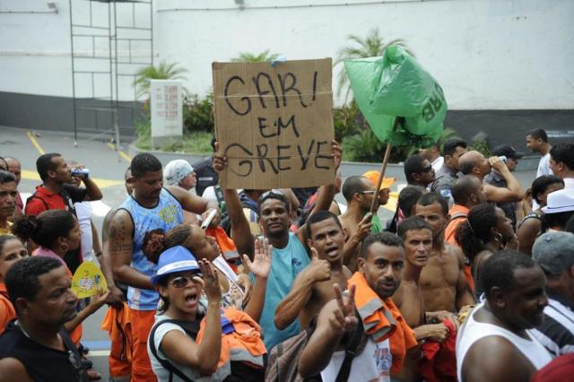 Garis prometem nova manifestação neste domingo em frente à prefeitura Tomaz Silva/Agência Brasil Garis prometem nova manifestação neste domingo em frente à prefeitura Tomaz Silva/Agência Brasil