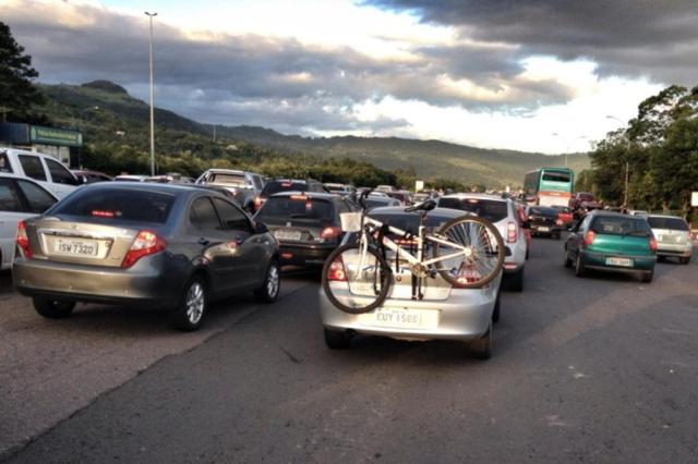Estradas registraram fluxo intenso no caminho para a praia Gustavo Roth/Agência RBS Estradas registraram fluxo intenso no caminho para a praia Gustavo Roth/Agência RBS