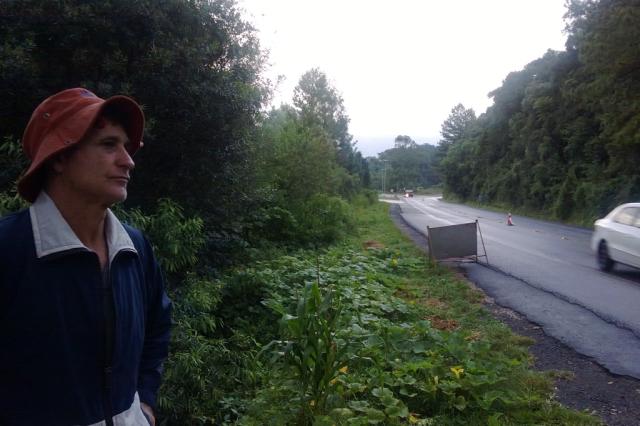 "Cansei de tirar gente morta dos carros", diz morador da região do acidente que deixou três mortos na Rota do Sol Róger Ruffato/ Agência RBS/ "Cansei de tirar gente morta dos carros", diz morador da região do acidente que deixou três mortos na Rota do Sol Róger Ruffato/ Agência RBS/