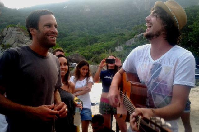 Farroupilhense faz jam com Jack Johnson em praia do Rio Joice Dias, Divulgação/ Farroupilhense faz jam com Jack Johnson em praia do Rio Joice Dias, Divulgação/