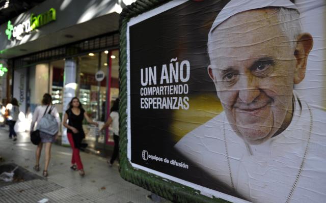 Primeiro papa latino-americano comove a região JUAN MABROMATA/AFP Primeiro papa latino-americano comove a região JUAN MABROMATA/AFP