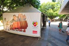Suspensa ordem de remoção da tenda da Praça Saldanha Marinho em Santa Maria Jean Pimentel/Agência RBS Suspensa ordem de remoção da tenda da Praça Saldanha Marinho em Santa Maria Jean Pimentel/Agência RBS