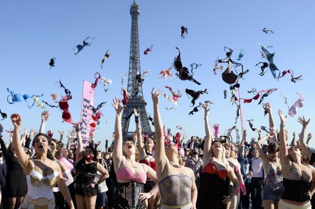 Mulheres atiraram sutiãs em Paris para conscientizar sobre o câncer de mama AFP PHOTO / FRANCK FIFE/AFP Mulheres atiraram sutiãs em Paris para conscientizar sobre o câncer de mama AFP PHOTO / FRANCK FIFE/AFP