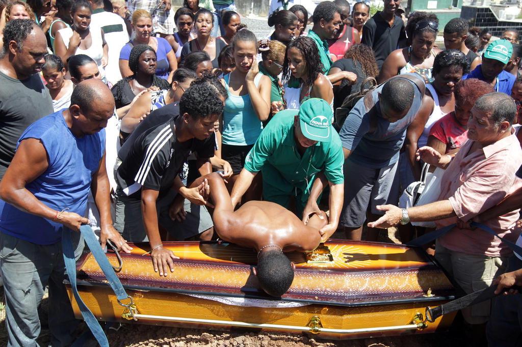 Moradores protestam após mulher morrer ao cair de viatura da Polícia Militar no Rio de Janeiro MARCOS DE PAULA/ESTADÃO CONTEÚDO Moradores protestam após mulher morrer ao cair de viatura da Polícia Militar no Rio de Janeiro MARCOS DE PAULA/ESTADÃO CONTEÚDO