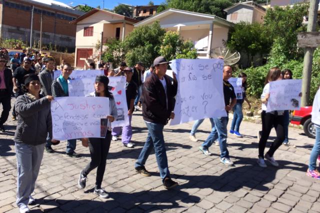 Familiares de jovens mortos pela BM de Bento Gonçalves protestam após missa de sétimo dia, neste domingo Rodrigo Chernhak, Agência RBS/ Familiares de jovens mortos pela BM de Bento Gonçalves protestam após missa de sétimo dia, neste domingo Rodrigo Chernhak, Agência RBS/