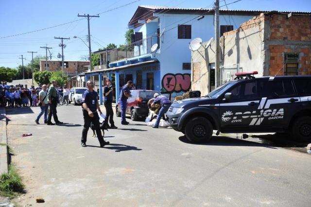 Homem executado diante da família em Porto Alegre Lívia Stumpf/Agencia RBS Homem executado diante da família em Porto Alegre Lívia Stumpf/Agencia RBS
