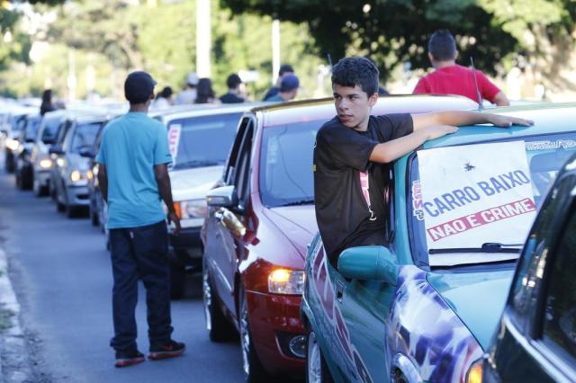 Manifesto pede legalização de carros rebaixados em Porto Alegre Adriana Franciosi/Agencia RBS Manifesto pede legalização de carros rebaixados em Porto Alegre Adriana Franciosi/Agencia RBS