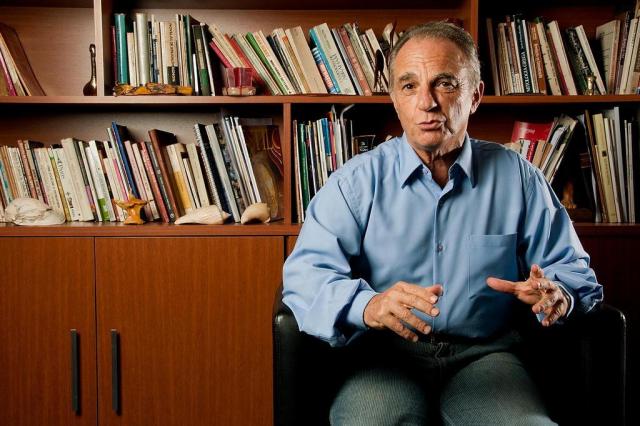 Psicanalista Abrão Slavutzky lança livro sobre o humor na história da cultura Mauricio Capellari/Divulgação Psicanalista Abrão Slavutzky lança livro sobre o humor na história da cultura Mauricio Capellari/Divulgação