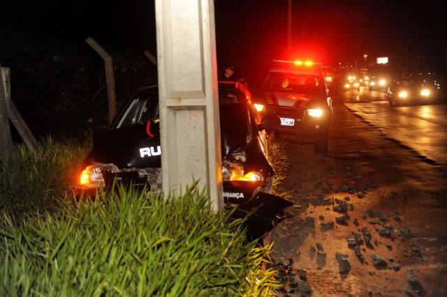 Motorista perde o controle e colide em poste na BR-116, em Sapucaia do Sul Diogo Zanatta/Agência RBS Motorista perde o controle e colide em poste na BR-116, em Sapucaia do Sul Diogo Zanatta/Agência RBS