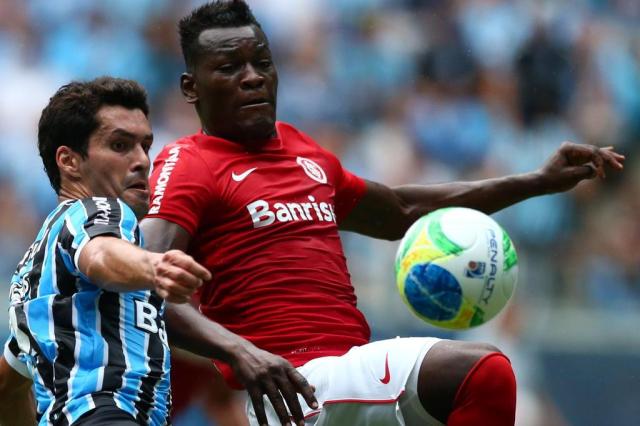 Zagueiro Paulão é vítima de ato racista da torcida do Grêmio no Gre-Nal 400 Bruno Alencastro/Agencia RBS Zagueiro Paulão é vítima de ato racista da torcida do Grêmio no Gre-Nal 400 Bruno Alencastro/Agencia RBS