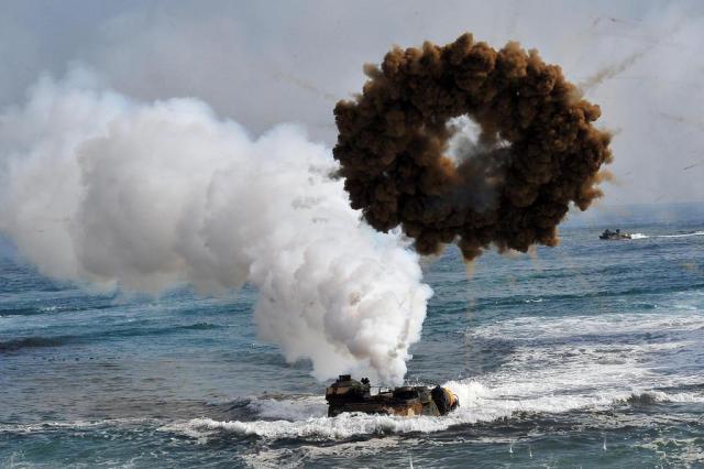 Coreias trocam tiros no mar e situação volta a ficar tensa na fronteira Jung Yeon-je/AFP Coreias trocam tiros no mar e situação volta a ficar tensa na fronteira Jung Yeon-je/AFP