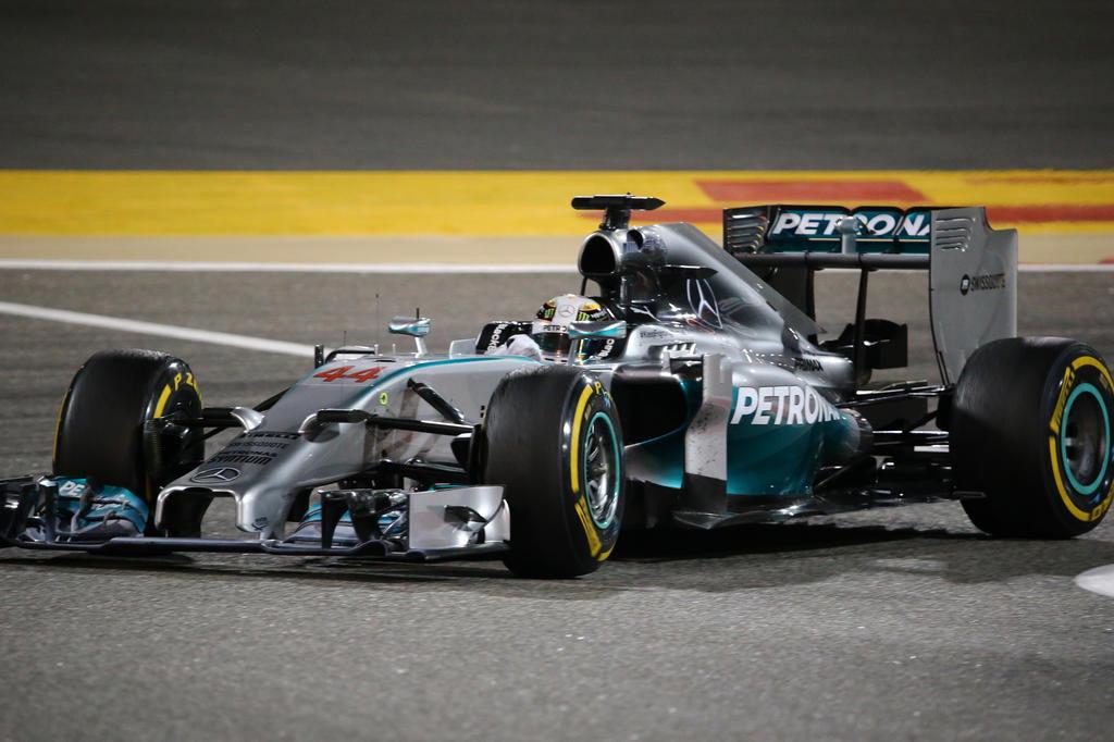 Hamilton vence no Bahrein e Massa termina em sétimo lugar MARWAN NAAMANI/AFP Hamilton vence no Bahrein e Massa termina em sétimo lugar MARWAN NAAMANI/AFP
