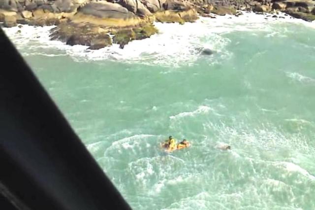 Homem de 25 anos é resgatado de helicóptero no mar da Praia Brava, em Florianópolis Bombeiros/Divulgação Homem de 25 anos é resgatado de helicóptero no mar da Praia Brava, em Florianópolis Bombeiros/Divulgação