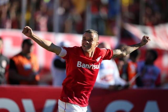 Inter goleia o Grêmio em Gre-Nal no Centenário e fatura o tetra no Gauchão Mauro Vieira/Agencia RBS Inter goleia o Grêmio em Gre-Nal no Centenário e fatura o tetra no Gauchão Mauro Vieira/Agencia RBS