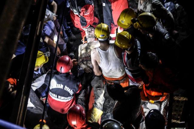 Número de mortos em mina da Turquia chega a 274 Bulent Kilic/AFP Número de mortos em mina da Turquia chega a 274 Bulent Kilic/AFP