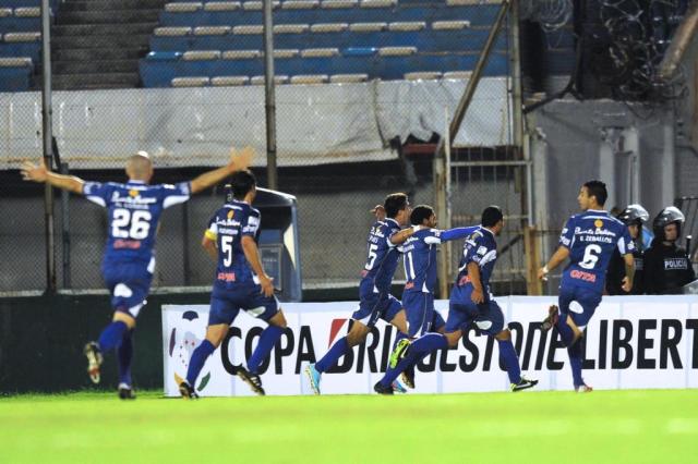 Nacional-PAR e Defensor-URU abrem semifinais da Libertadores Miguel ROJO/AFP Nacional-PAR e Defensor-URU abrem semifinais da Libertadores Miguel ROJO/AFP