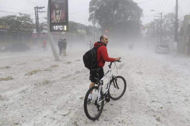Após chuva de granizo, ruas de SP amanhecem cobertas de gelo NELSON ANTOINE/FOTOARENA/ESTADÃO CONTEÚDO Após chuva de granizo, ruas de SP amanhecem cobertas de gelo NELSON ANTOINE/FOTOARENA/ESTADÃO CONTEÚDO