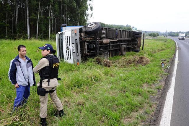 FOTO: caminhão tomba na BR-386, em Triunfo Ronaldo Bernardi/Agência RBS